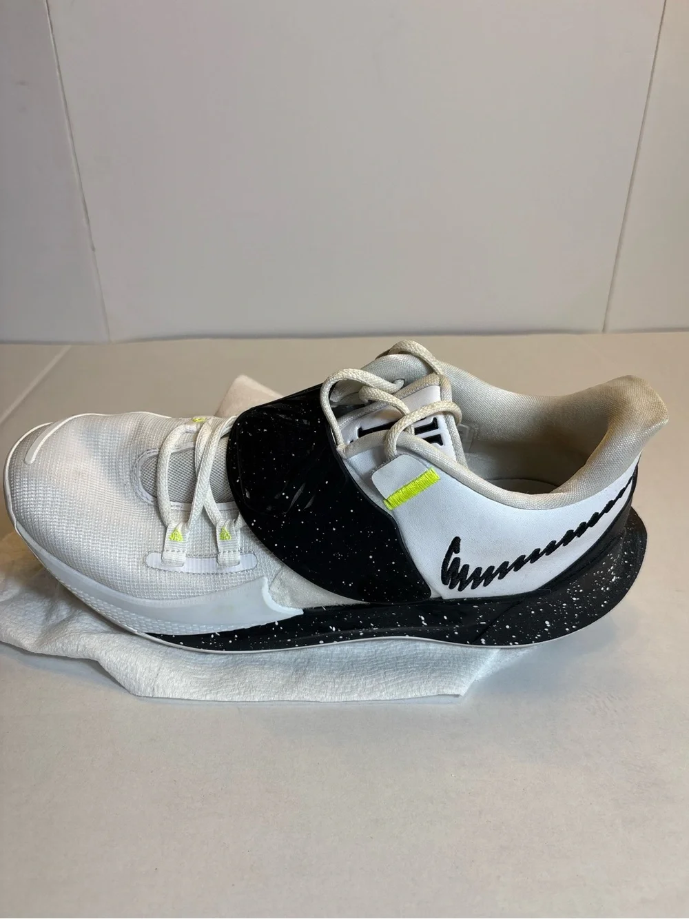Nike Basketball Kyrie Low 3 Men’s 12.5 White Black Volt CW6228-101 Speckle Strap